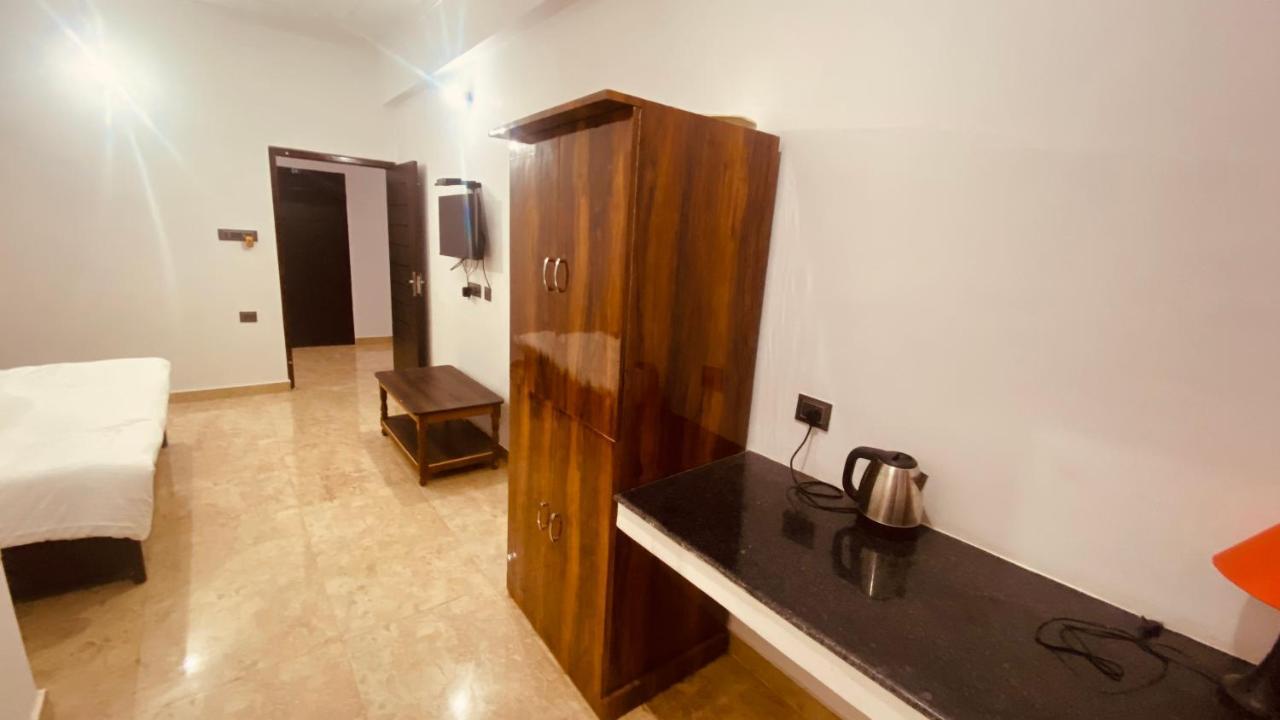 Shivalik Residency - Hotel & Banquet Hall バラバンキ エクステリア 写真